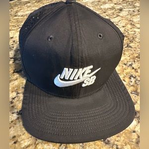Men’s black Nike SB hat